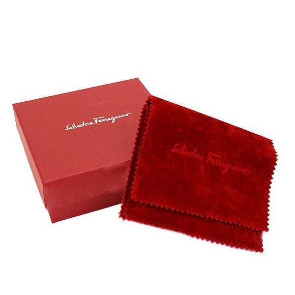 フェラガモ ピアス