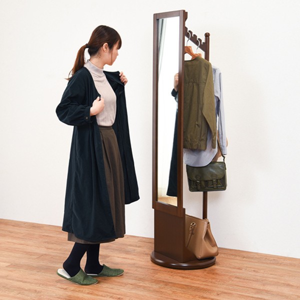  日光は避けてご使用ください。 ●フックは3つ付いているので、帽子やバッグを収納するのに便利です。
●回転盤の上は日常使いのバッグなど、ちょっとした荷物を置くのにぴったりです。
●豊富なカラー展開とシンプルなデザインなので、玄関先やリビング、一人暮らしの部屋など、どんなお部屋にも合わせやすいです。
スタンドミラー おすすめポイント
![やバッグを ハンガーラック 衣類収納 洋服掛け コート掛け 鏡付き 木製 シンプの通販はau PAY マーケット - インテリアパレット|商品 回転式 ミラー付 天然木フレーム 幅45cm ( 鏡 ミラー コートハンガー ❽インテリア