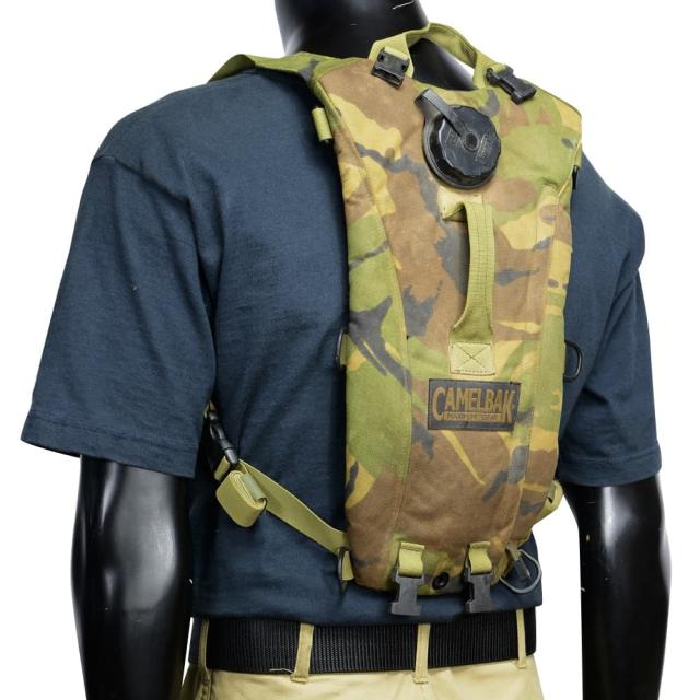 イギリス軍放出品ハイドレーションキャリアCAMELBAK製DPM迷彩