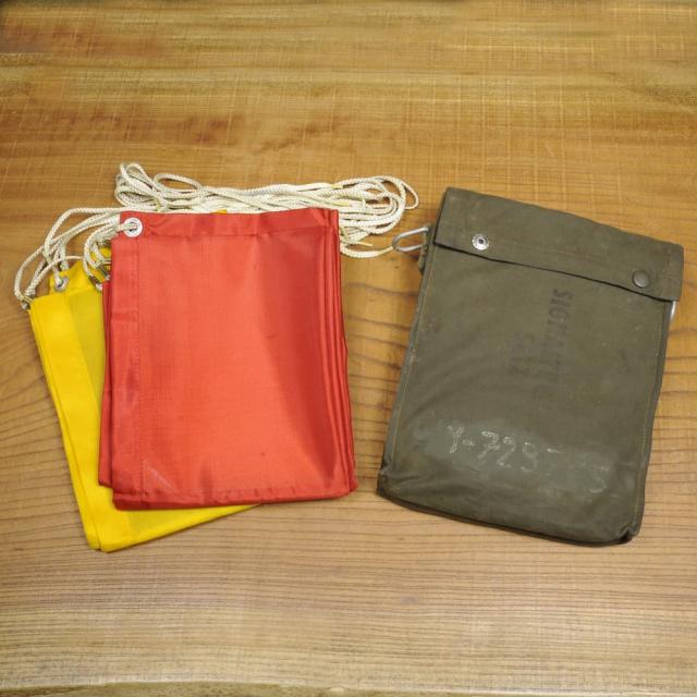 ドイツ警察放出品信号用シートレッド&イエロー反射材収納袋付き
