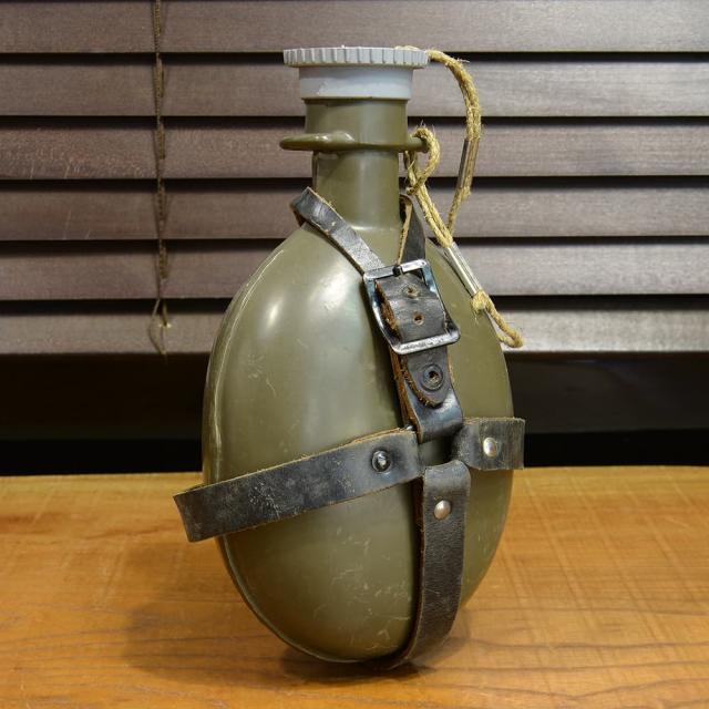 チェコ軍放出品キャンティーンM60アルミ製レザーストラップ付