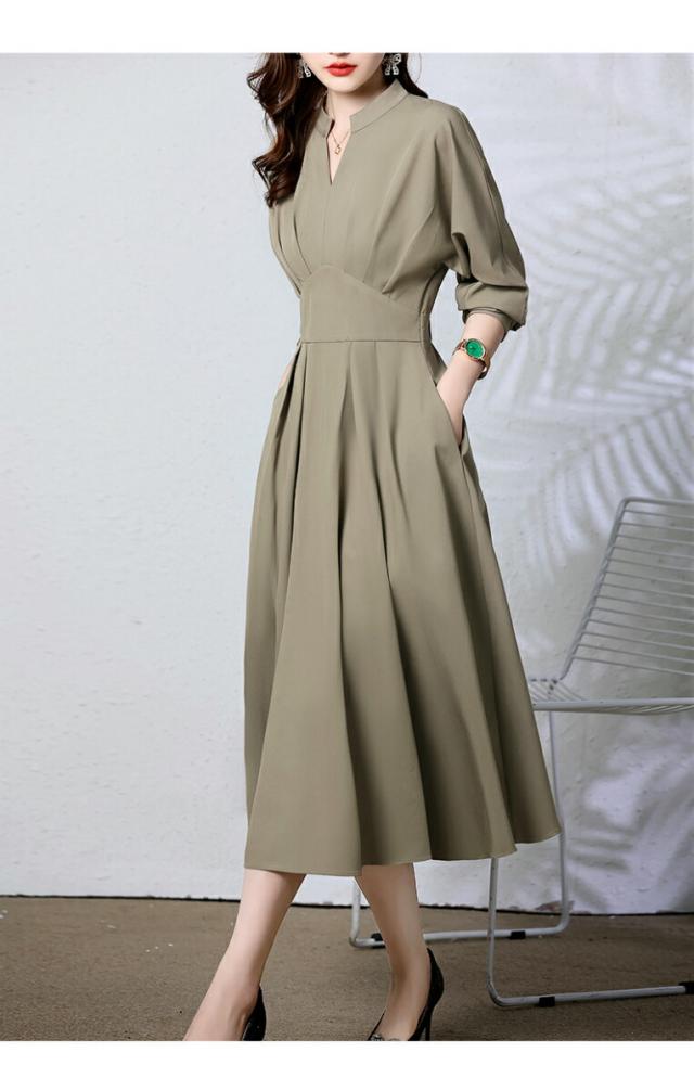 美しいシルエットが映えるシンプルデザイン♪落ち着いた色使いが心地よい大人女子の等身大コーデレディースファッション ワンピース