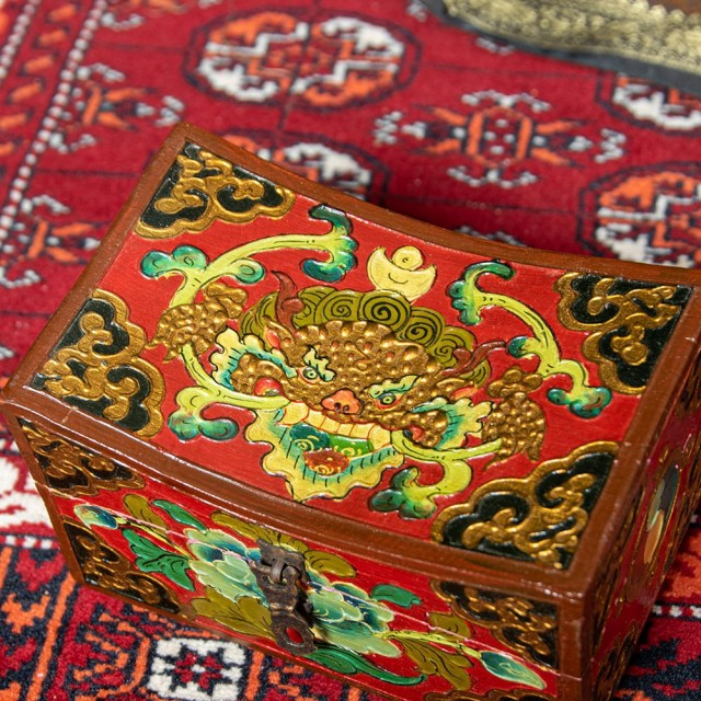 正規店在庫 〔一点物〕チベットの伝統小物入れ 美しい色彩と吉祥文様 凹型 / 木箱 匠 亡命チベット人 インド タイ バリ 収納 ボックス の通販はau PAY マーケット - インド アジアの雑貨と衣料 - TIRAKITA｜ 得価セール