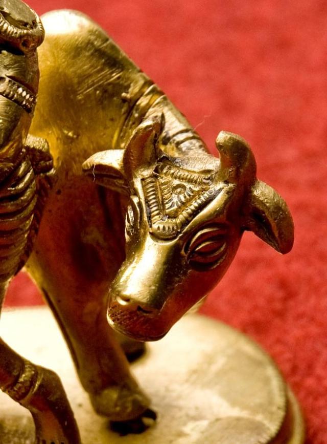 木製 人と牛の彫刻 約36センチ