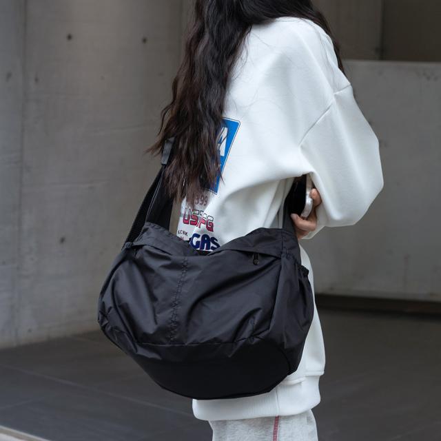 ショルダーバッグ 大容量 ナイロン 黒 送料無料 即日発送-3