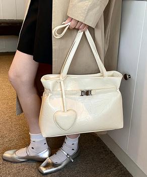 トートバッグ ハートチャーム付き肩掛け鞄 送料無料 即日発送-4