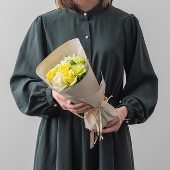 フリル８本ホワイトイエローグリーン＆リーガロイヤルアーモンドショコラ４個入 メッセージカード付 ラッピング済 送料無料-6