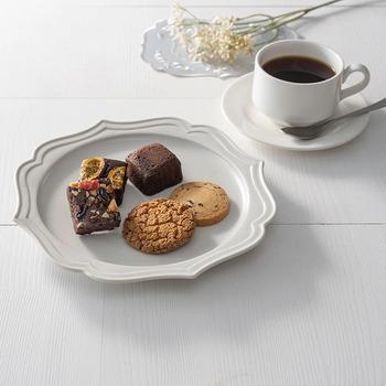 フリル ホワイトイエローグリーン８本＆ホテルオークラスイーツアソート５個入 メッセージカード付 ラッピング済 送料無料-1