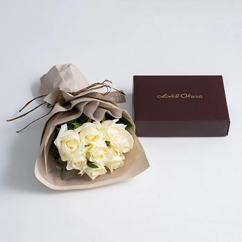 ホシファームフリルブーケピュア８本＆ホテルオークラスイーツアソート５個入 メッセージカード付 ラッピング済 送料無料-1