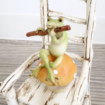 ディスプレイとしてかわいい 置物 オブジェ カエル＆チェアー 笛 送料無料-1