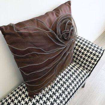 肌触りの良い逸品 スクエアローズクッション ブラウン 送料無料-7