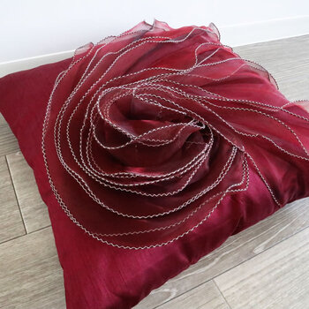 肌触りの良い逸品 スクエアローズクッション ワインレッド 送料無料-1