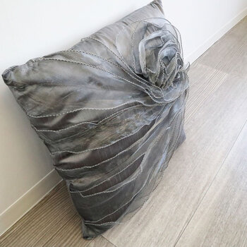 肌触りの良い逸品 スクエアローズクッション グレイ 送料無料-3