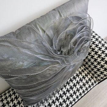 肌触りの良い逸品 スクエアローズクッション グレイ 送料無料-7